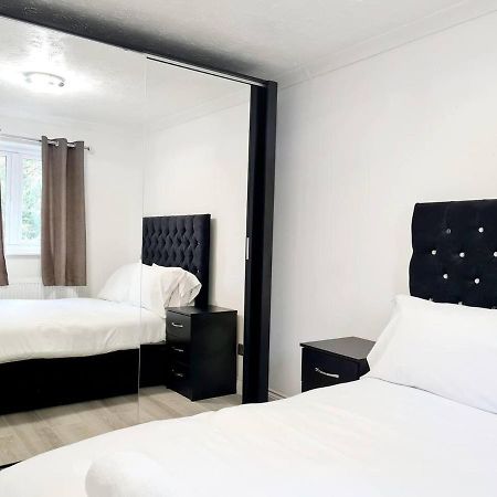 Modern & Spacious - Walk To London Excel- Parking Exterior foto