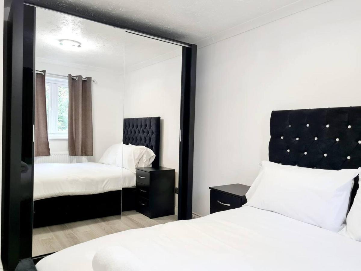 Modern & Spacious - Walk To London Excel- Parking Exterior foto