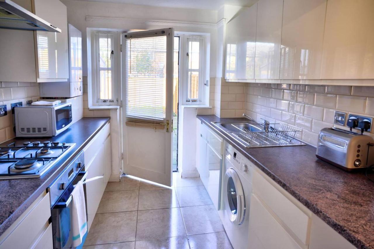 Modern & Spacious - Walk To London Excel- Parking Exterior foto